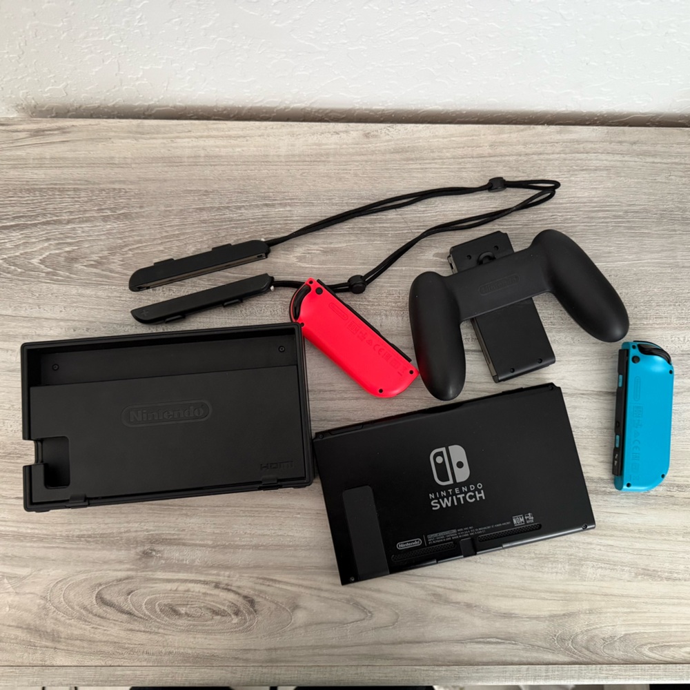 Nintendo Switch w/ Original Box & items Red and Blue Joy-Cons+Case and Two Games - Picture 9 of 16